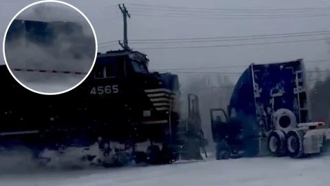 tren embiste a tráiler atrapado en la nieve.png