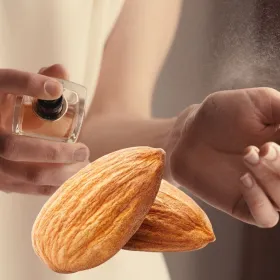 Cuál es el perfume que huele a almendras y es ideal para mujeres elegantes en otoño