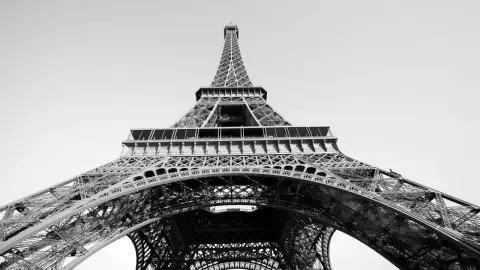 Hombre se lanza de torre eiffel