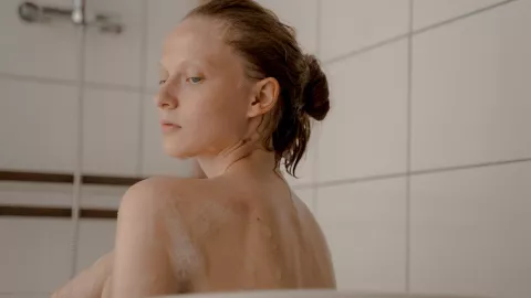 ¿Qué parte del cuerpo se lava primero al bañarse? Esto dicen los los dermatólogos