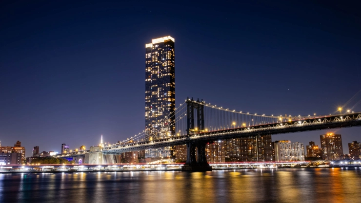 El puente de Brooklyn en el anochecer con las luces encendidas y la ciudad de Nueva York de fondo