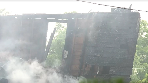 Bombero pierde a su familia en incendio.