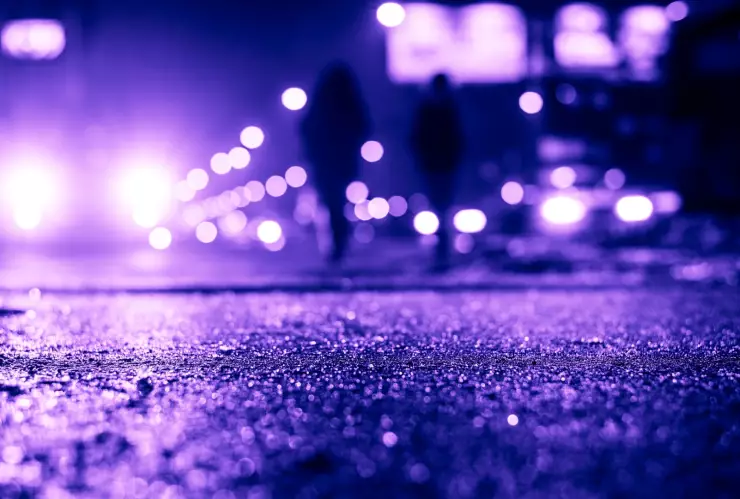 Luz violeta ilumina la calle
