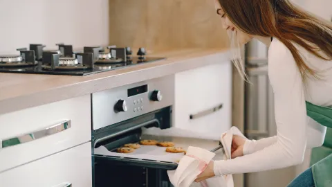 Las mejores ideas para usar el horno de la estufa de tu cocina, según expertos