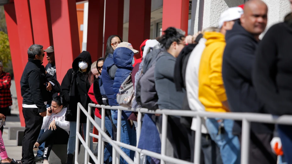 Personas haciendo fila para recibir ayuda por desempleo en Las Vegas.jpg