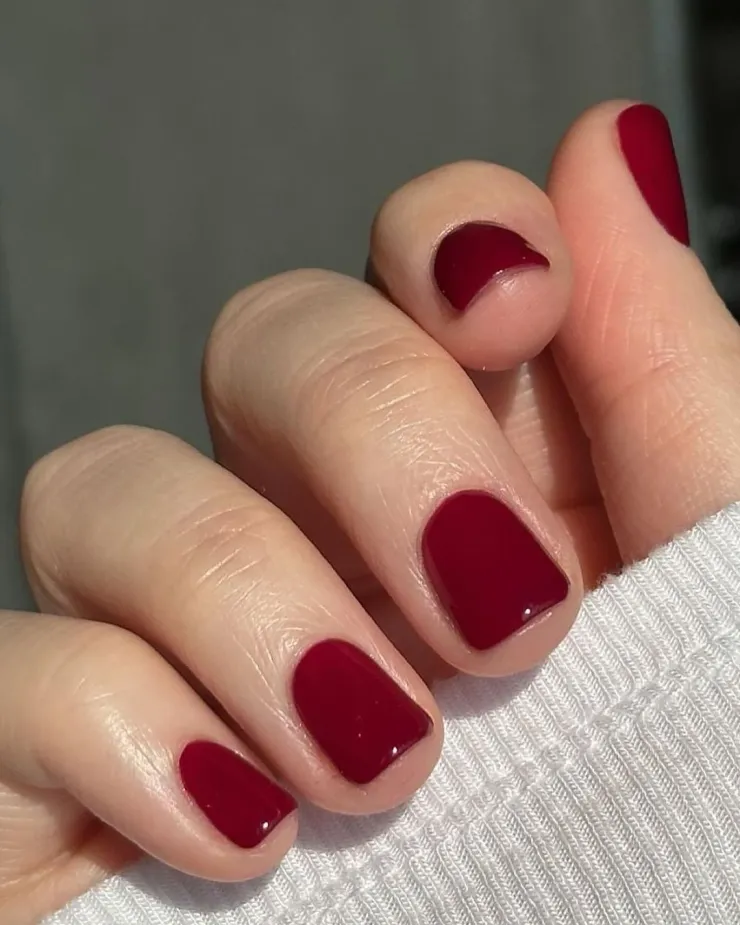 13 diseños de uñas rojas sencillas, pero elegantes: para natación, gym, pádel o atletismo