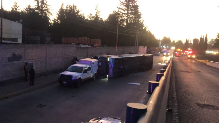Volcadura de autobús en Toluca deja 2 muertos y 20 heridos