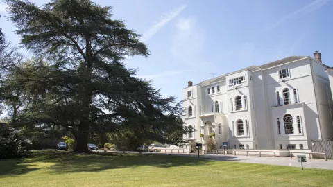 Lambrook School la instituci&oacute;n donde asisten George, Charlotte y Louis