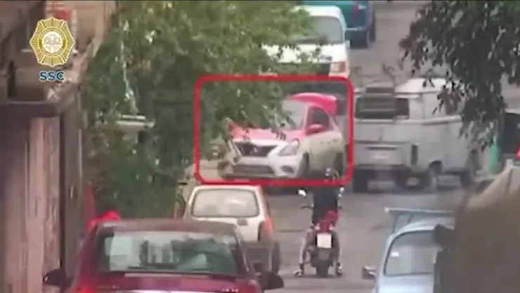 VIDEO: Violento asalto a pollería termina con una persecución a un taxi en Iztapalapa