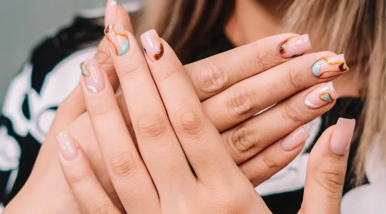 Tendencias uñas coreanas vs occidentales estilos, diseños y cuál elegir