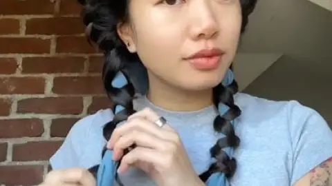 Enrrollar tu cabello en un legging o cinturón de bata te ayudará a conseguir ondas sin calor