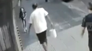 Hombre patea a niña en plena calle.png