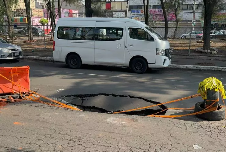 Se crea socavón en cruce de avenidas importantes de la alcaldía Iztacalco