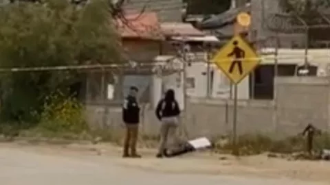 Investigan hallazgo de cuerpo embolsado en vía pública de Ojo de Agua en Tijuana