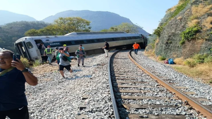 Tren Interoceánico cae a barranco en Oaxaca