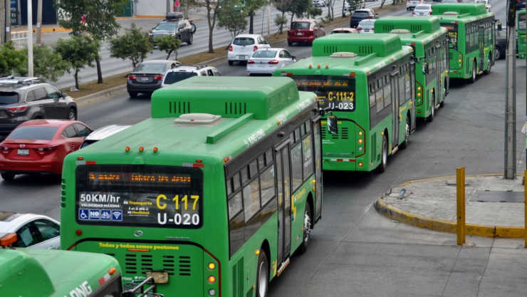 Unidades del transporte público de Guadalajara circulan en fila sobre una avenida de la Zona Metropolitana.