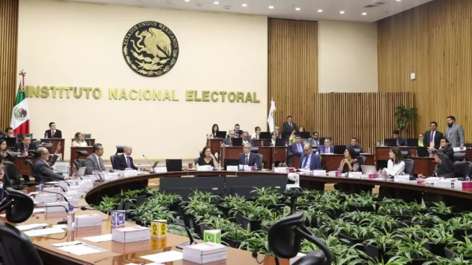 La sesión en el INE se volvió a postergar.