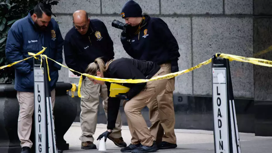 Policía de NY investiga asesinato de CEO de UnitedHealthcare.