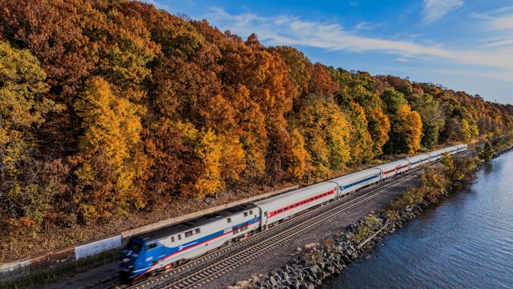 El tren Amtrak pasando por California
