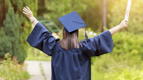 exhiben a joven por usar chanclas crocs en graduación.jpg