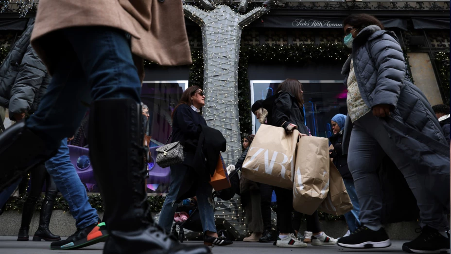 Gente de compras en la Quinta Avenida, en Nueva York, EU