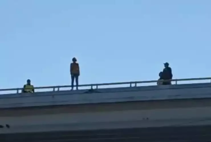 ¡Peligro! Mujer intenta terminar con su vida al lanzarse de PUENTE en MÉRIDA; filtran VIDEO del momento