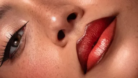 Los labios perfilados con delineados oscuros hacen resaltar a las pieles morenas