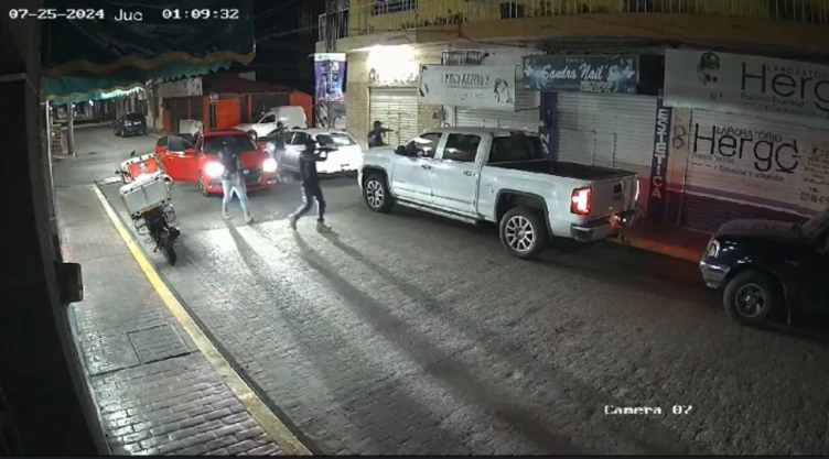Asalto-a-mano-armada-en-pleno-centro-de-Comalcalco-cámaras-captan-en-video-el-violento-robo