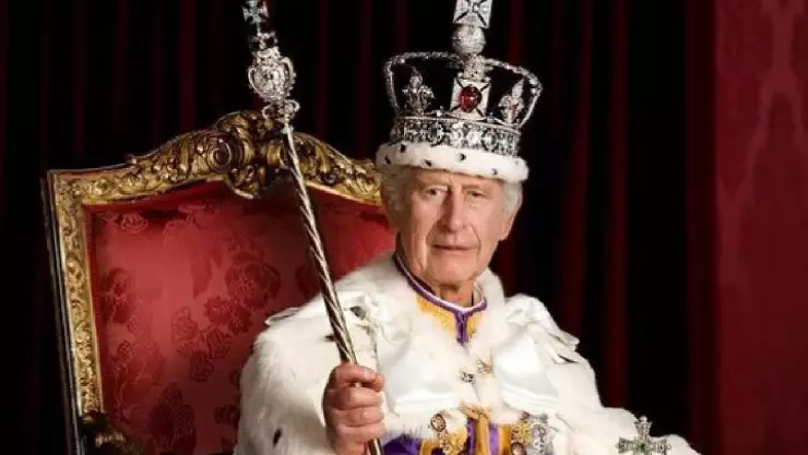 Rey Carlos III tendrá reinado CORTO, dice Mhoni Vidente