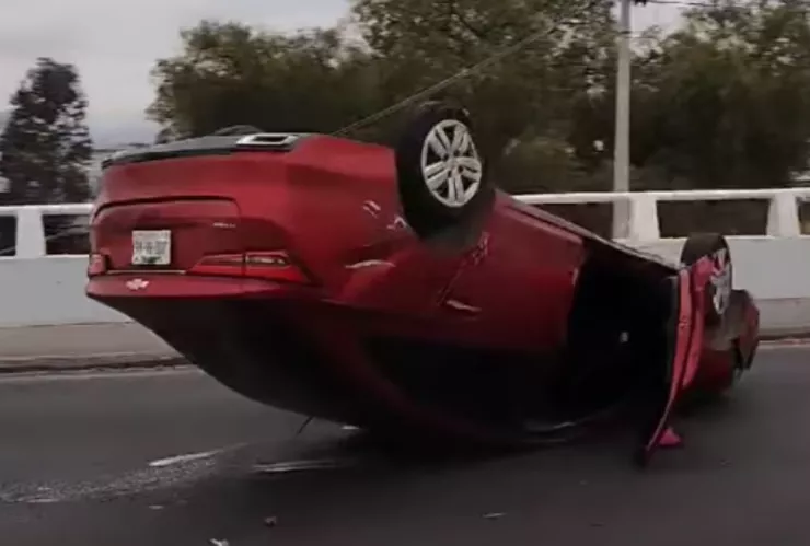 ¡Imagen fuerte! Aparatoso choque en avenida 8 de Julio; vehículo queda volcado hacia Anillo Periférico Sur HOY
