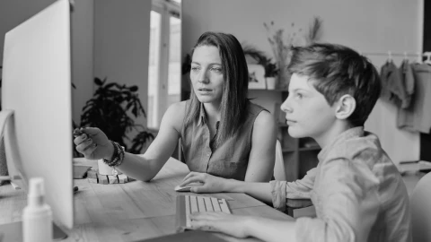 Maestra es detenida por ‘romance’ con alumno de 11 años en Wisconsin; ¡estaba a días de casarse!