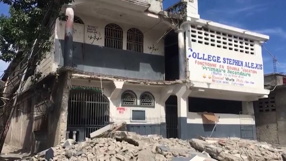 Haití sumergida en muerte, destrucción y olvido tras sismo.