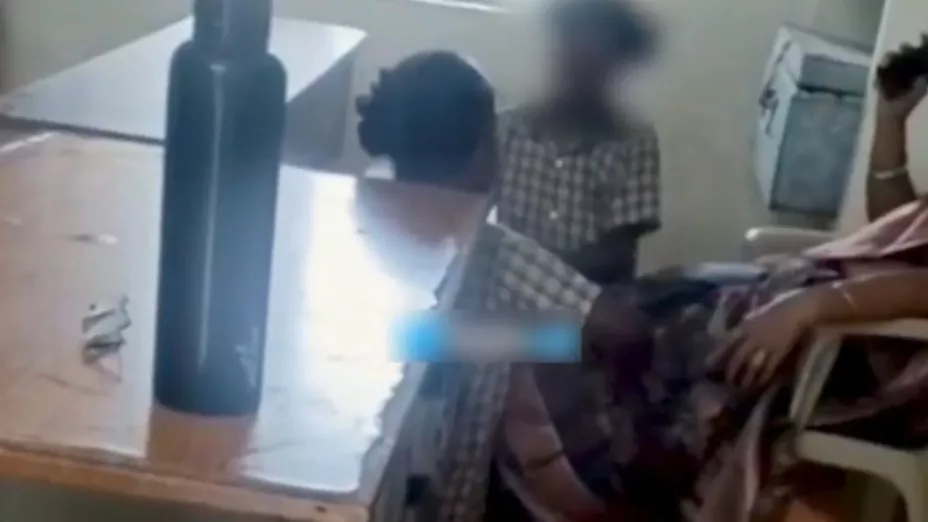 ¡Indignante VIDEO! Captan a maestra recibiendo un masaje de pies obligando a dos de sus alumnos de primaria