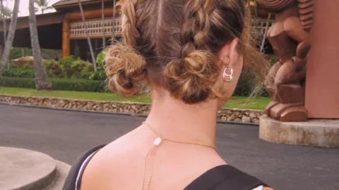 Dos space buns trenzados