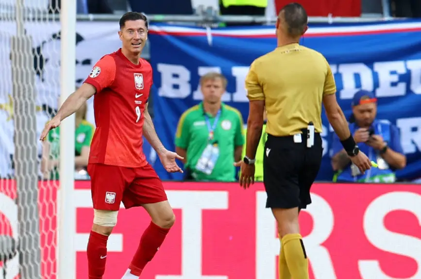 Robert Lewandowski árbitro.jpg