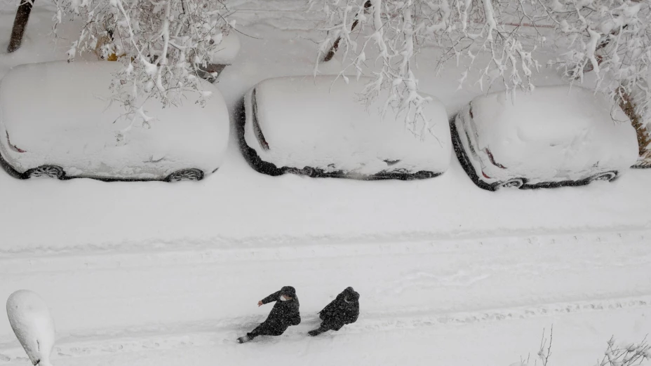Autos cubiertos de nieve en Madrid, España.jpg