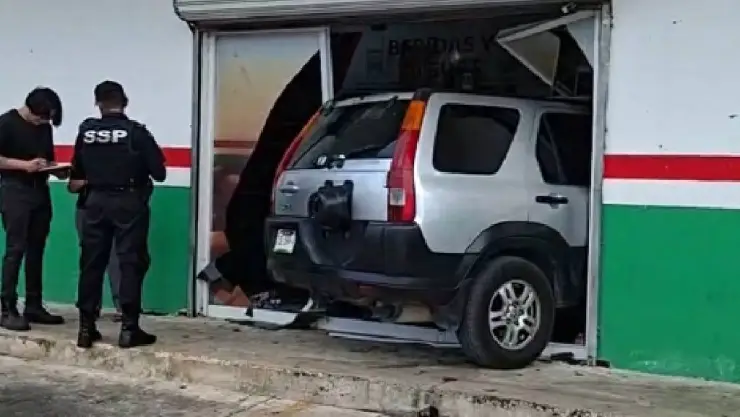 ¡Alarmante! Camioneta termina dentro de tienda en la Serapio Rendón; ¿Hay heridos?