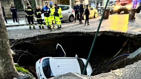 enorme-agujero-se-traga-dos-autos-nápoles-uno-en-movimiento-socavon-video