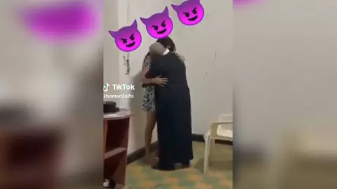 Sacerdote besando a joven