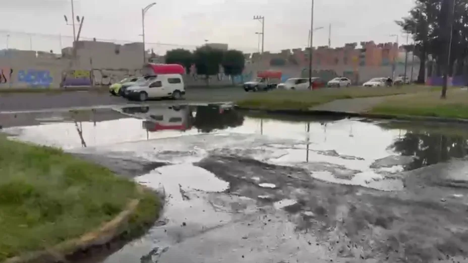 Conjunto de baches inundados en Santa María Aztahuacan en Iztapalapa