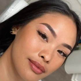 5 estilos de cejas microblading para mujeres apiñonadas