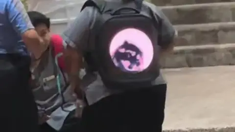¿Dónde la encontró_ Mujer lleva en la mochila el mapache del trend y se viraliza.jpg