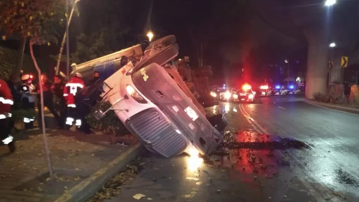 Vuelca tráiler con toneladas de pollo en Luis Cabrera de la CDMX