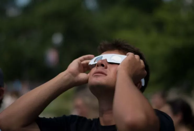 ¡Prepárate! Esto deben tener los lentes para ver un eclipse solar
