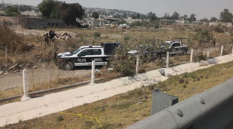Una mujer sin vida fue encontrada cerca del Circuito Exterior Mexiquense.