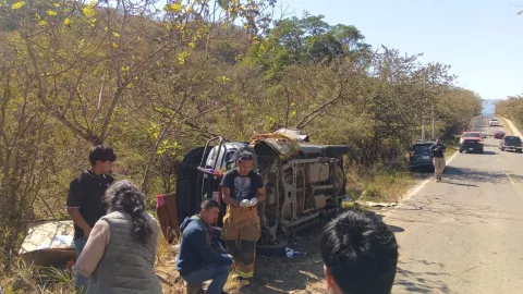 Camioneta de jornaleros se vuelca en la carretera de Talpa de Allende; hay múltiples lesionados
