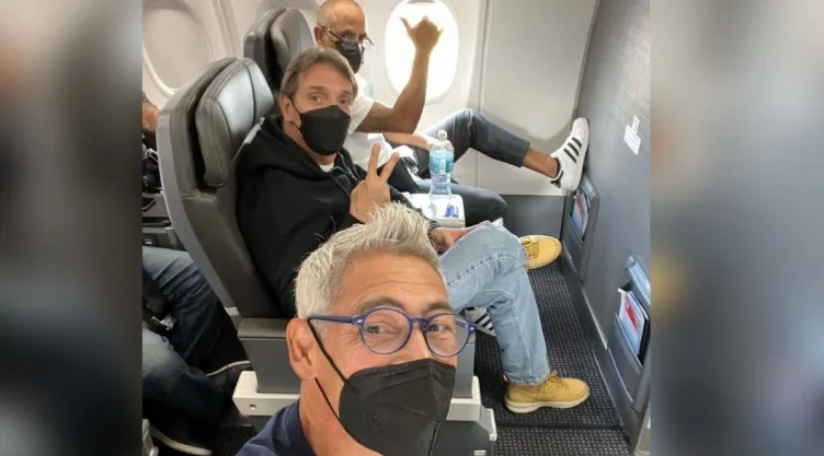 Menudo causa furor a su llegada a la Ciudad de México para dar un concierto.
