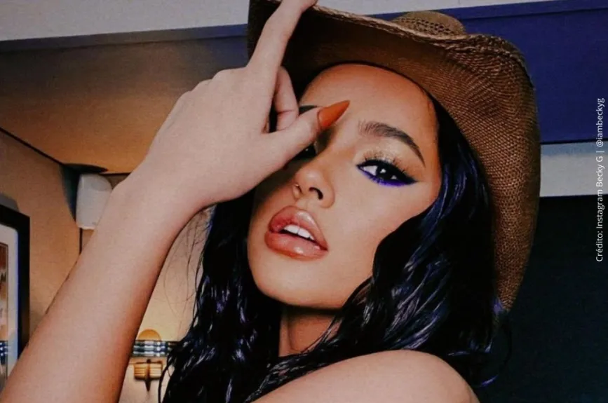 Becky G con vestido negro. .jpg