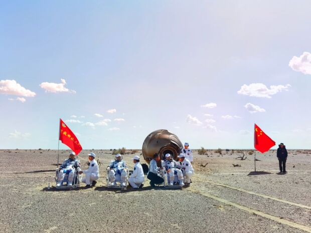 Astronautas regresan a Tierra, tras misión espacial más larga de China