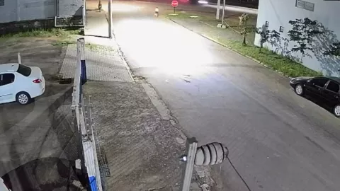 Niño es brutalmente atropellado por un camión.jpg